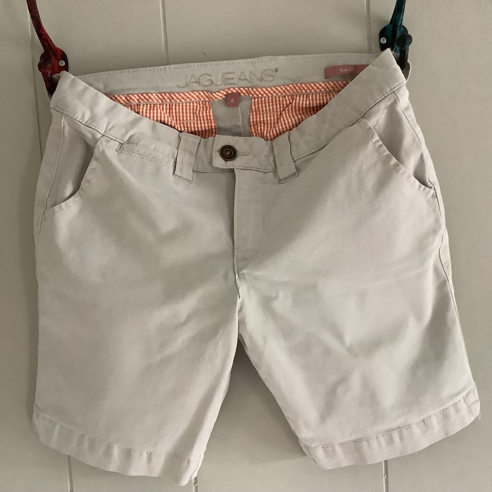 Jag Women’s Shorts - Size 6 - Mid Length - Beige - Like New - 8” inseam.